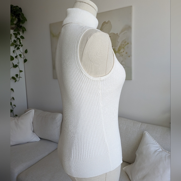 A Row Sleeveless High-Neck Top - Picture 3 of 9